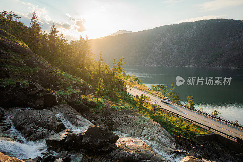 挪威拉<s:1>特福森瀑布附近的公路上的汽车